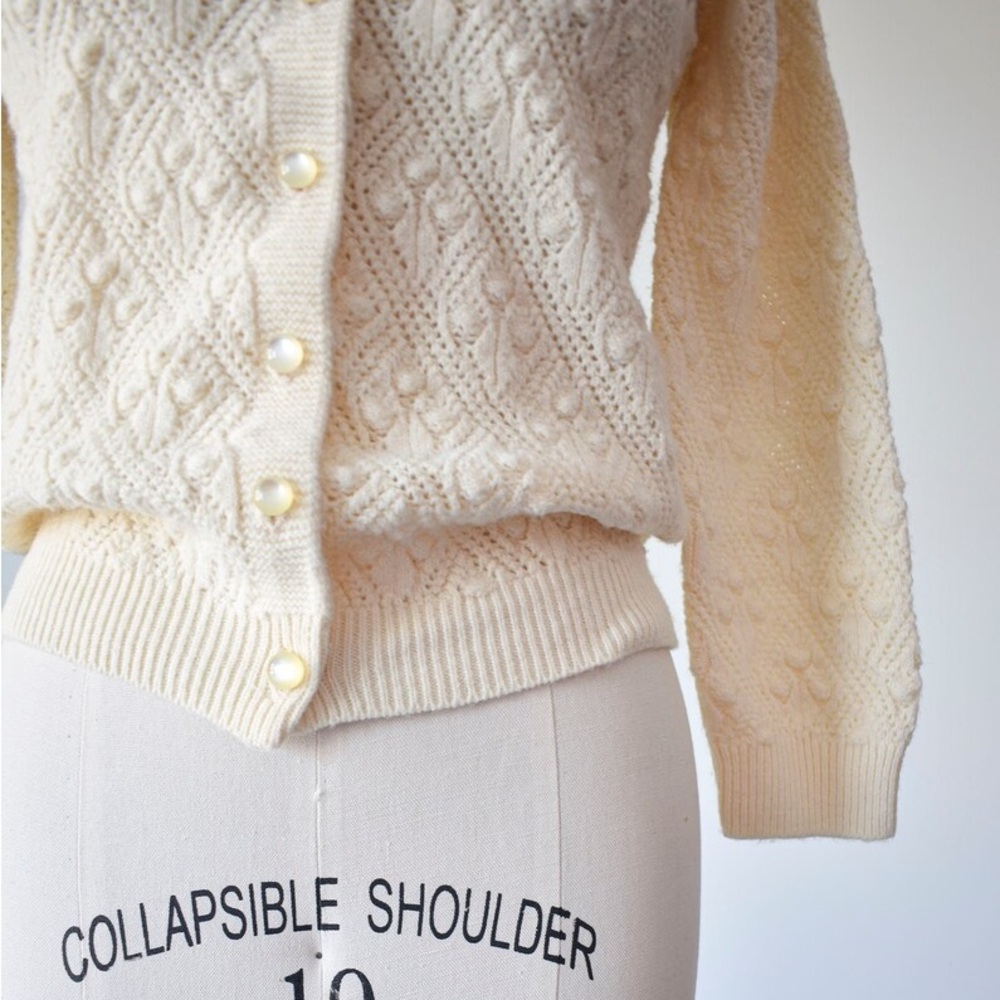 Vintage 1970s Elegant Cream Cable Knit Sweater / Cardigan Small - Picture 6 of 8